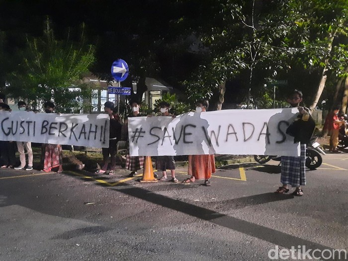 Spanduk solidaritas Wadas kala Ganjar Pranowo jadi penceramah tarawih di Masjid Kampus UGM, Sleman, Rabu (6/4/2022).