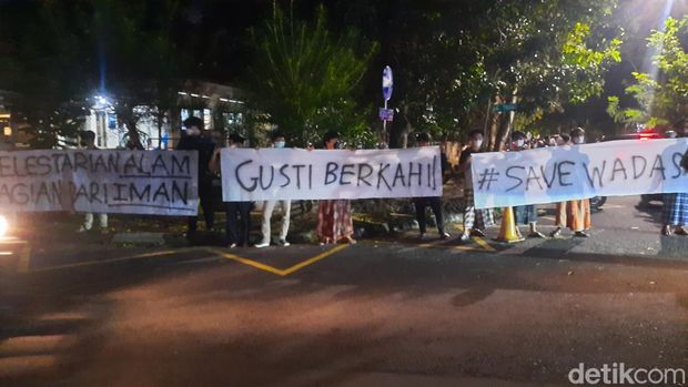 Spanduk solidaritas Wadas kala Ganjar Pranowo jadi penceramah tarawih di Masjid Kampus UGM, Sleman, Rabu (6/4/2022).