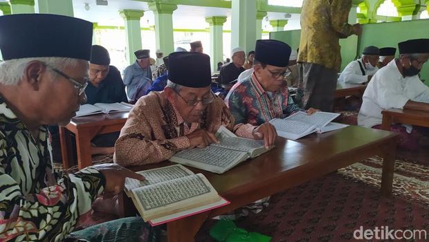 Suasana semakan Al-Qur'an di Masjid Agung Magelang
