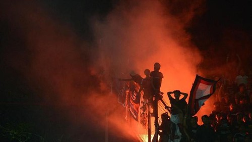 Para suporter Bali United saat membakar semangat para pemain