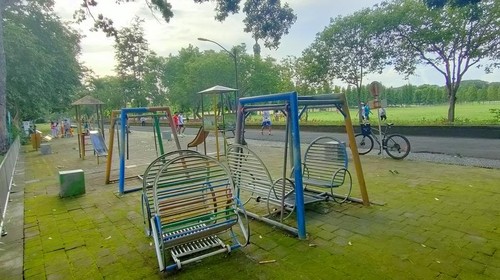 Taman bermain di area Lapangan Puputan Margarana Renon rusak