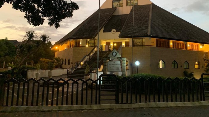 Tanggul dipasang di Gereja  Protestan Indonesia Bagian Barat (GPIB) Jemaat Sumber Kasih di kawasan Cilandak, Jakarta Selatan,