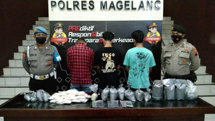 Tersangka dan barang bukti bahan peledak obat mercon yang diamankan Polres Magelang, Rabu (6/4/2022).