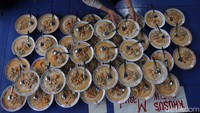 Bubur ini untuk menu berbuka puasa bersama warga sekitar.