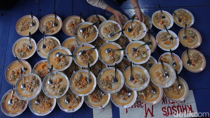 Pengurus Masjid Soliiburosyaad, Bantul, Yogyakarta, menyediakan 100 porsi bubur sayur untuk berbuka puasa. Bubur sayur ini disediakan setiap hari selama Ramadan.