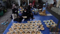 Pengurus Masjid menyediakan 100 porsi bubur sayur setiap harinya selama Ramadan.