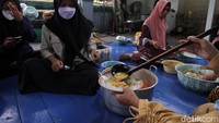 Para remaja ikut membantu menyiapkan bubur sayur.