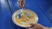Bubur dipilih sebagai menu berbuka puasa karena teksturnya lembut cocok untuk perut yang kosong saat berpuasa.