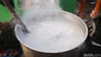 Pengurus Masjid Soliiburosyaad, Wijirejo, Pandak, Bantul, Yogyakarta, memasak bubur, Rabu (6/4/2022).