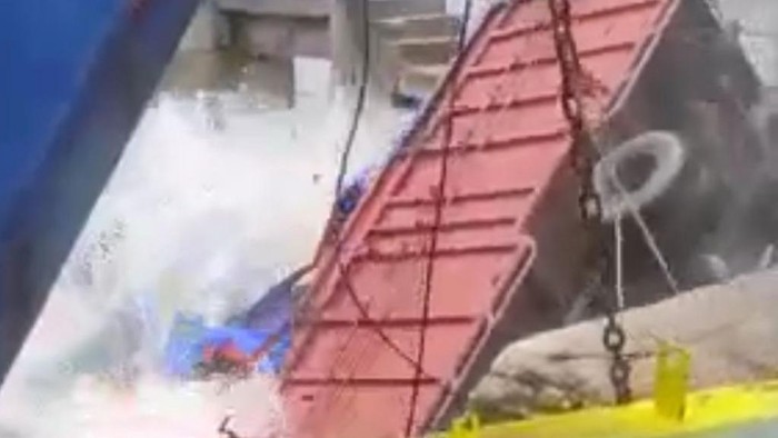 Truk Pengangkut Sembako Tercebur ke Laut