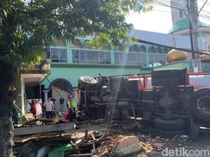 Truk Tangki Seruduk Pagar Masjid Agung Kendal Diduga Sopir Ngantuk