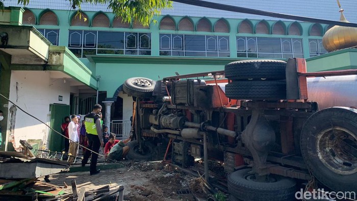 Truk tangki terguling usai seruduk pagar Masjid Agung Kendal, Rabu (6/4/2022).