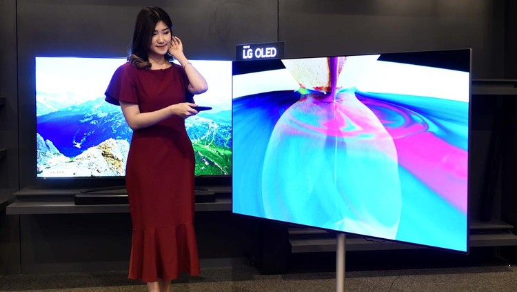 TV Premium LG Menggoda Konsumen Indonesia Mengawali langkahnya di kuartal kedua tahun ini, PT. LG Electronics Indonesia (LG) menyatakan kesiapannya untuk segera memboyong jajaran TV kelas premiumnya untuk pasar Indonesia. Tak hanya mengandalkan OLED TV yang menjadi kasta tertinggi LG di kelas premium, perusahaan berbasis di Korea Selatan ini pun menyiapkan berbagai pembaruan kategori TV LED premiumnya lewat seri QNED Mini LED TV terbarunya.