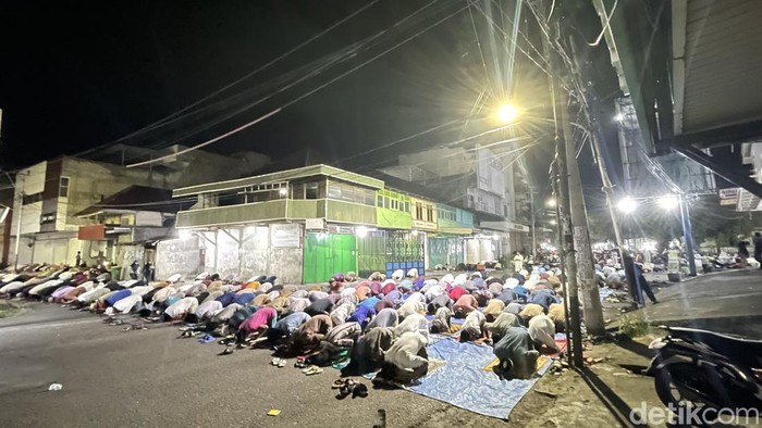 Uniknya Masjid Al Banjar Parepare, Jemaah Tarawih Membludak Sampai ke Jalan