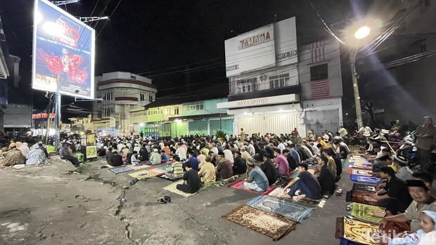 Uniknya Masjid Al Banjar Parepare, Jemaah Tarawih Membludak Sampai ke Jalan