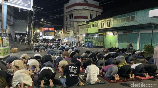 Uniknya Masjid Al Banjar Parepare, Jemaah Tarawih Membludak Sampai ke Jalan