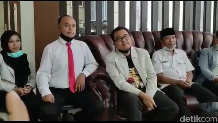 wabup bojonegoro gugat pra peradilan karena aduannya dihentikan
