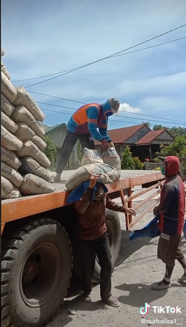 Video tersebut awalnya ia bagikan oleh akun TikTok @nurhalisa1__. Siswi ini membuka terpal yang menutupi semen. Ia kemudian naik ke atas truk dan mengangkut semen dengan memakai sarung tangan. Foto: Dok. TikTok @nurhalisa1__.