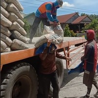 Video tersebut awalnya ia bagikan oleh akun TikTok @nurhalisa1__. Siswi ini membuka terpal yang menutupi semen. Ia kemudian naik ke atas truk dan mengangkut semen dengan memakai sarung tangan. Foto: Dok. TikTok @nurhalisa1__.