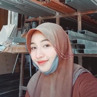 Ialah Nur Aini atau Nur Halisa tak hanya fokus belajar di sekolah tapi membantu kedua orangtuanya untuk menjadi kuli angkat semen. Remaja tersebut viral, usai mengunggah video saat berada di sebuah toko bangunan dan ada satu truk tronton yang parkir di depan toko bangunan. Tronton tersebut mengangkut semen yang akan dibongkar muat ke toko bangunan. Foto: Dok. TikTok @nurhalisa1__.