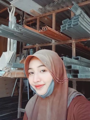 Wanita berhijab viral kerja jadi kuli angkat semen.