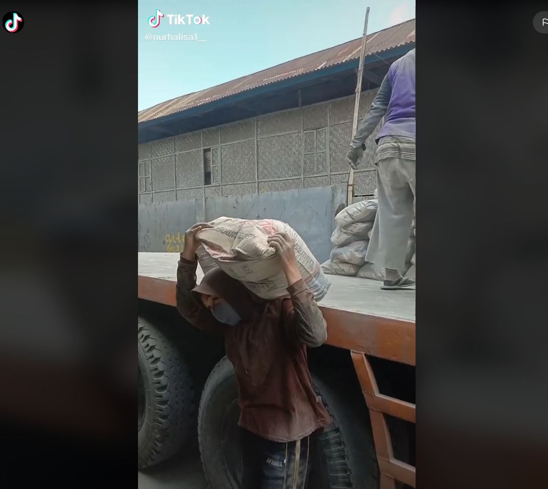 Wanita berhijab viral kerja jadi kuli angkat semen.