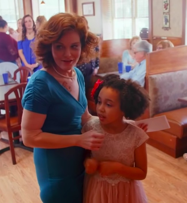 Lewat acara tersebut, Anna akhirnya mendapatkan operasi bedah yang memotong sejumlah besar kulitnya. Transformasi tubuhnya pun kini terlihat nyata. Foto: dok. Youtube/TLC UK