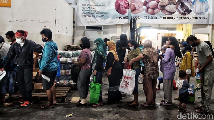Warga DKI Antre Panjang demi Sembako Murah Subsidi pangan DKI Jakarta atau sembako murah KJP Plus cair hari ini. Ratusan warga pun antre memborong sembako di Jak Grosir Pasar Induk Kramat Jati, Jakarta Timur.