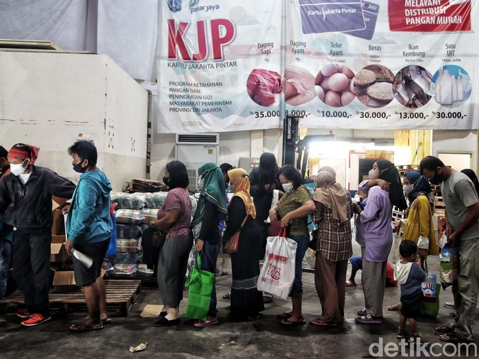 Subsidi pangan DKI Jakarta atau sembako murah KJP Plus cair hari ini. Ratusan warga pun antre memborong sembako di Jak Grosir Pasar Induk Kramat Jati, Jakarta Timur.