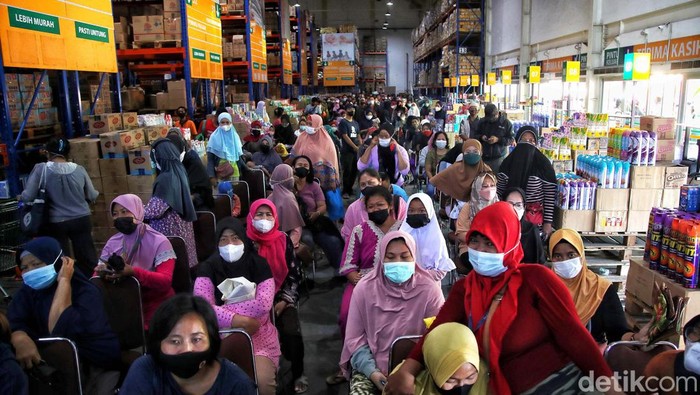 Subsidi pangan DKI Jakarta atau sembako murah KJP Plus cair hari ini. Ratusan warga pun antre memborong sembako di Jak Grosir Pasar Induk Kramat Jati, Jakarta Timur.