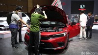 Di sisi penjualan juga menunjukkan tren positif, menandai bangkitnya kembali industri otomotif nasional di tengah pandemi Covid-19. Penjualan kendaraan roda empat pada 2020 sempat terpuruk hanya menembus angka 532.027 unit. Namun, pada 2021 naik signifikan mencapai 887.202 unit atau naik 66,7 persen.