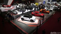 Pengunjung melihat berbagai macam merk mobil dalam pameran IIMS Hybrid 2022 di JIExpo, Kemayoran, Jakarta, Rabu (6/4/2022).