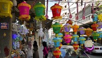 Lentera warna-warni nampak dipajang di sebuah toko dekorasi di Lebanon.
