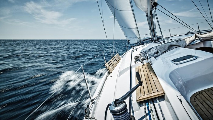 berlayar dengan yacht