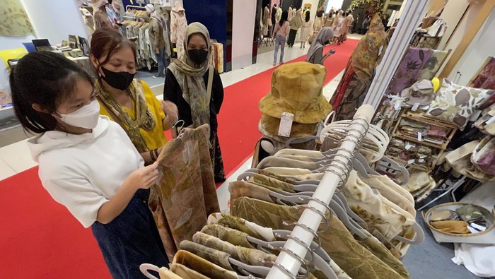 Yuk Lihat Fashion Week di Mal Gelaran Ecoprint Fashion Week 2022 digelar di The Plaza Semanggi. Gelaran ini dibuka oleh Istri Wakil Gubernur DKI Jakarta yang turut melibatkan UMKM.