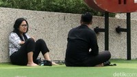 Ada yang bermain bola, berswafoto, sekedar nongkrong, bahkan ada yang membuat konten video.