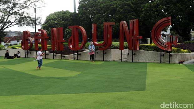 Bingung cari tempat ngabuburit kemana? Taman Alun-alun Bandung bisa jadi pilihan. Selain tempatnya nyaman, ngabuburit di Alun-alun Bandung gratis lho.