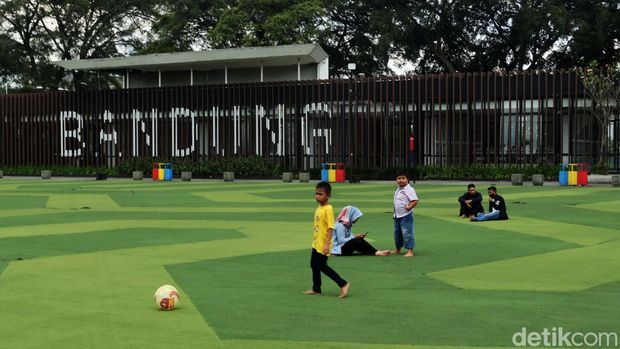 Bingung cari tempat ngabuburit kemana? Taman Alun-alun Bandung bisa jadi pilihan. Selain tempatnya nyaman, ngabuburit di Alun-alun Bandung gratis lho.