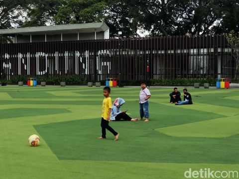 Bingung cari tempat ngabuburit kemana? Taman Alun-alun Bandung bisa jadi pilihan. Selain tempatnya nyaman, ngabuburit di Alun-alun Bandung gratis lho.