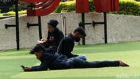 Ada juga warga yang tengah membaca Al-Quran.