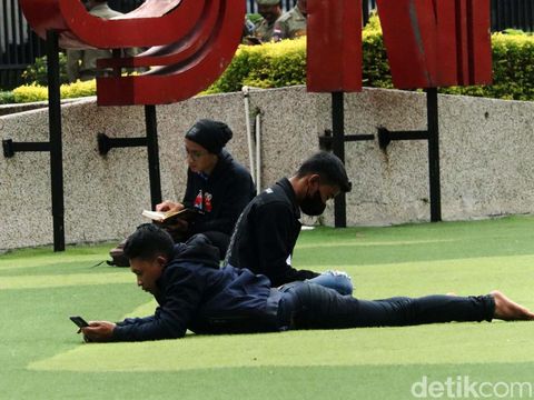 Bingung cari tempat ngabuburit kemana? Taman Alun-alun Bandung bisa jadi pilihan. Selain tempatnya nyaman, ngabuburit di Alun-alun Bandung gratis lho.