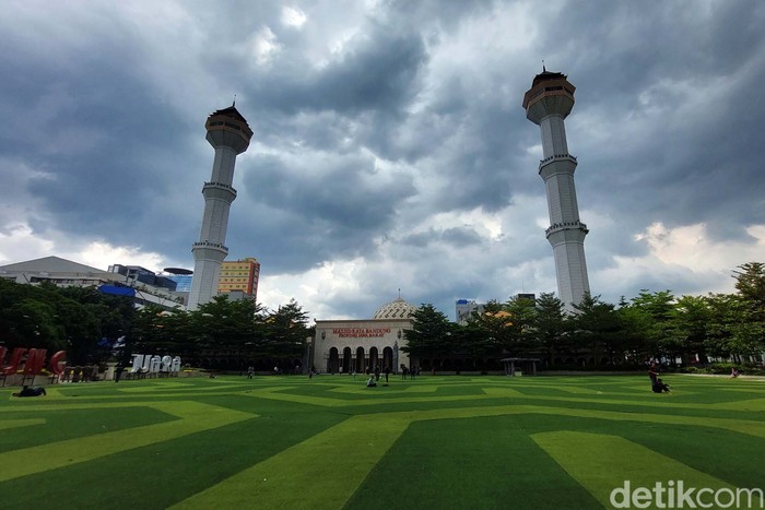 Bingung cari tempat ngabuburit kemana? Taman Alun-alun Bandung bisa jadi pilihan. Selain tempatnya nyaman, ngabuburit di Alun-alun Bandung gratis lho.