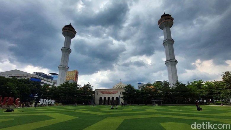 Yuk! Ngabuburit di Alun-alun Bandung Bingung cari tempat ngabuburit kemana? Taman Alun-alun Bandung bisa jadi pilihan. Selain tempatnya nyaman, ngabuburit di Alun-alun Bandung gratis lho.