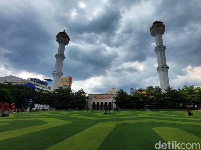 Bingung cari tempat ngabuburit kemana? Taman Alun-alun Bandung bisa jadi pilihan. Selain tempatnya nyaman, ngabuburit di Alun-alun Bandung gratis lho.