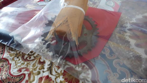 Dalam kasus ini polisi menyita gir modifikasi dan stick knob. Dua orang diketahui masih diburu polisi.