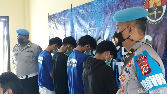 Dalam kasus ini polisi menyita gir modifikasi dan stick knob. Dua orang diketahui masih diburu polisi.