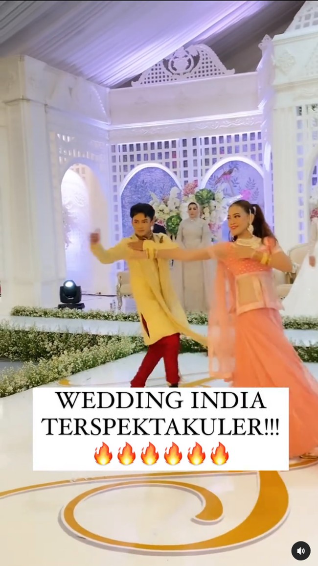 Coco mengungkapkan kedua pengantin yang merupakan kelahiran 1993 bernama Davi dan Sarah. Acara pernikahan mereka mengusung tema royal wedding semi India. Konsepnya royal wedding semi India, yang membuat ini acara jarang di Lampung, katanya. Foto: Dok. @_cocoentertainment.