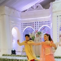 Coco mengungkapkan kedua pengantin yang merupakan kelahiran 1993 bernama Davi dan Sarah. Acara pernikahan mereka mengusung tema royal wedding semi India. Konsepnya royal wedding semi India, yang membuat ini acara jarang di Lampung, katanya. Foto: Dok. @_cocoentertainment.