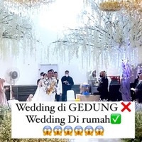 Pasangan pengantin yang viral itu menyulap rumah jadi bak hotel mewah. Area rumah dipasang tenda putih dan didekorasi dengan tema rustic modern. Lokasi acara pernikahan terlihat luas dan bikin takjub. Terlihat pengantin berjalan ke pelaminan diiringi oleh keluarga dan pemain saxophone.  Foto: Dok. @_cocoentertainment.