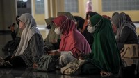 Pesantren kilat yang digelar oleh Majelis Taklim Pusdai Jawa Barat tersebut diikuti oleh puluhan lansia dengan program belajar mengaji serta kajian wawasan hukum Islam yang berkaitan dengan kehidupan sehari-hari.